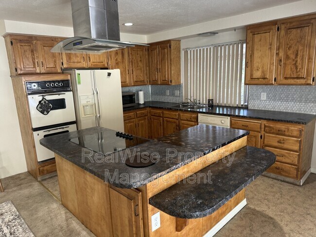 Foto del edificio - 321 Larkin Rd