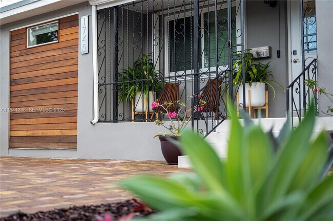 Foto del edificio - 1745 SW 11th Terrace