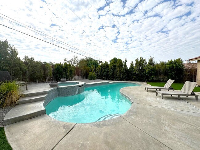 Foto del edificio - AVAILABLE NOW!! STUNNING 3 Bed/2 Bath POOL...