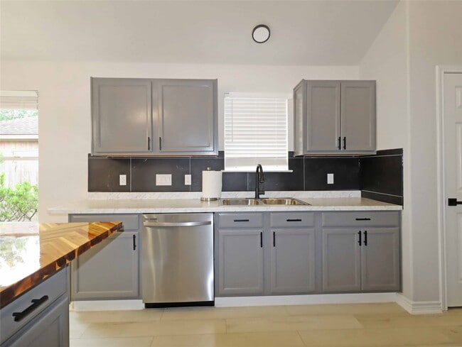 Building Photo - 749 Grassy Knoll Trail