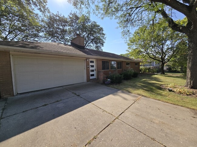 Building Photo - 3600 Goetz Dr