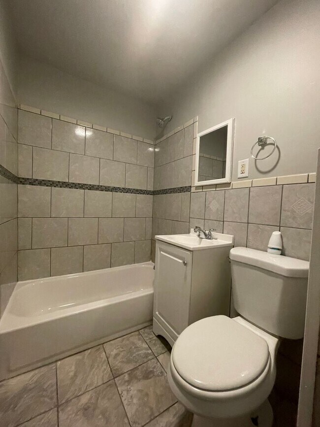 Foto del edificio - Beautiful and spacious 4 Bedroom 2 Bath House in Calumet City, IL MUST SEE