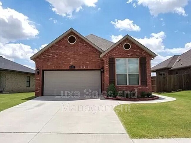 Building Photo - 901 Heather Ln