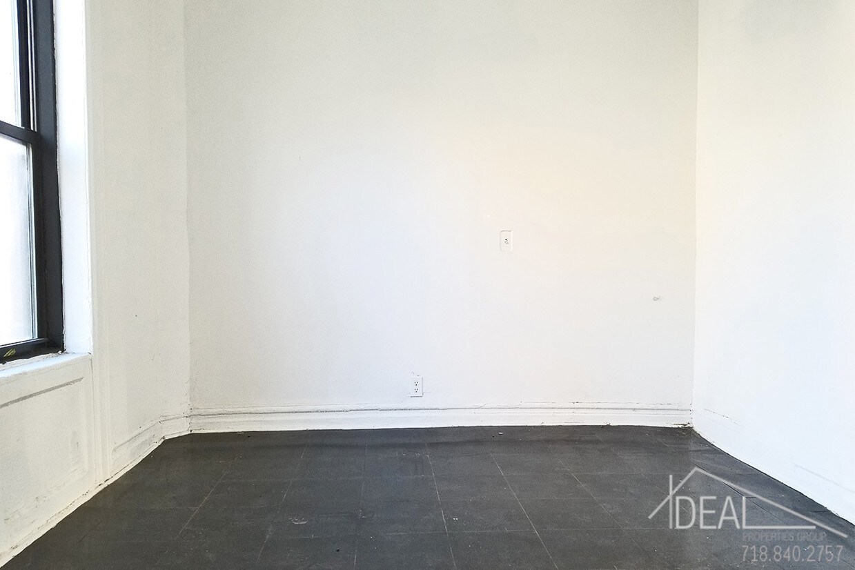 Primary Photo - 126 31st St