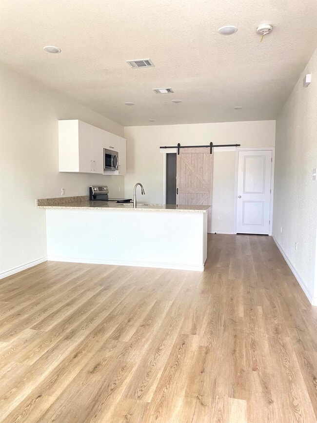 Building Photo - 1531 W Kilpatrick Ave