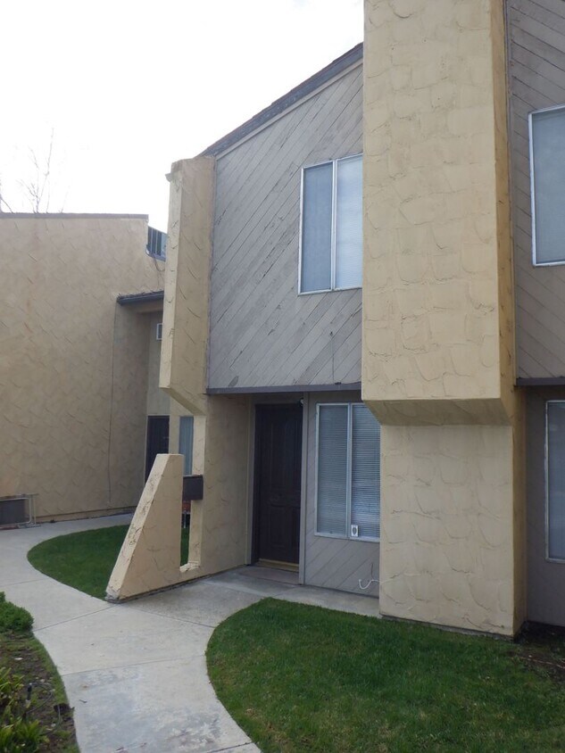 Foto del edificio - Charming 2-Story Condo Near Stallion Springs Lake