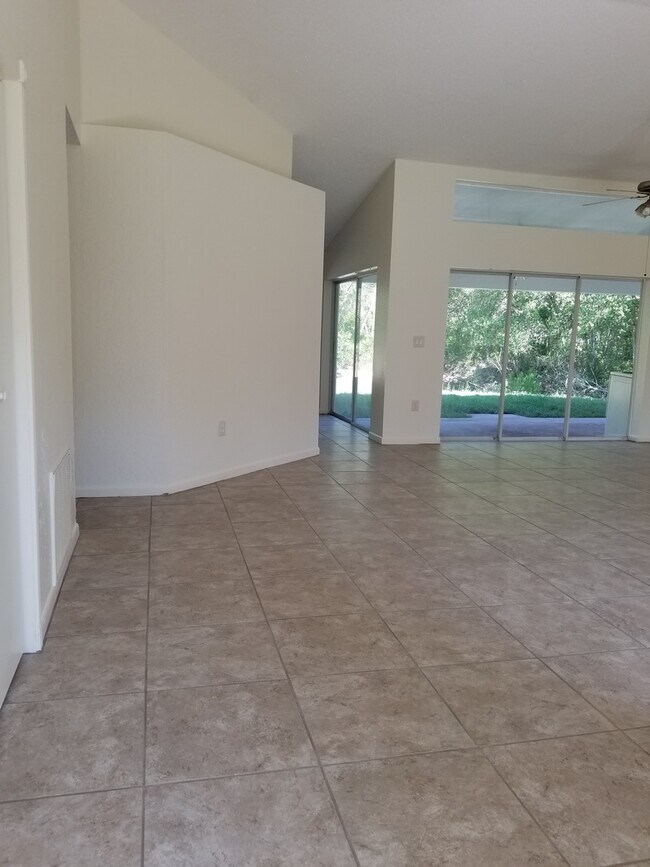 Foto del edificio - 7247 River Country Dr