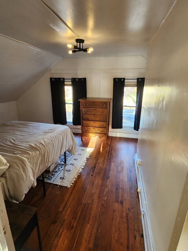 Dormitorio - 409 Saint Paul St