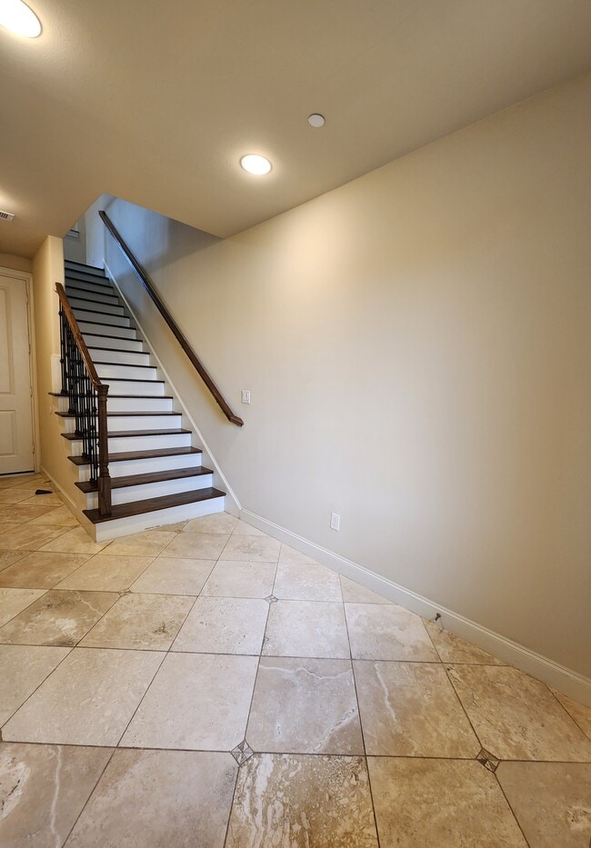 Spacious entry way leading to garage - 2013 Fannin Sta