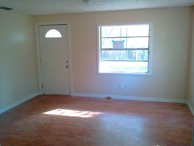 Building Photo - GORGEOUS 3BR/1BA Home! Convenient Location...