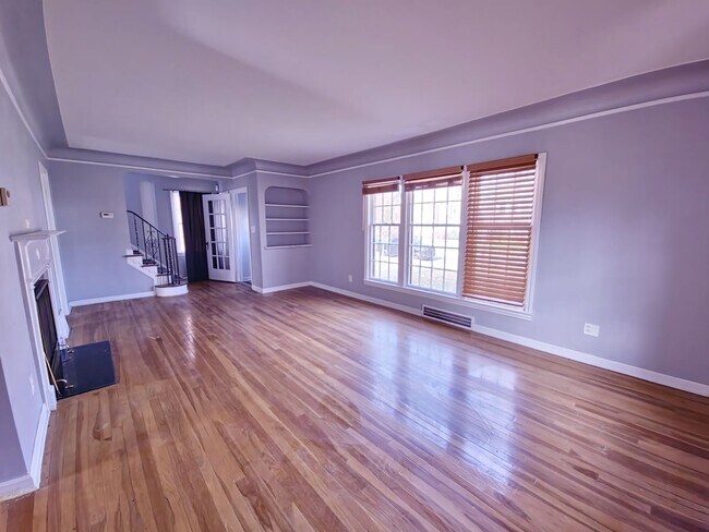 Building Photo - 3 Bedford Single Family Home