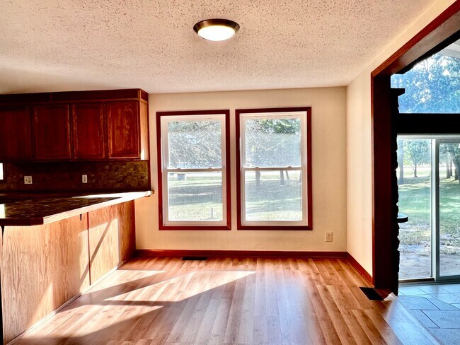 Foto del edificio - 1047 Oak Dr