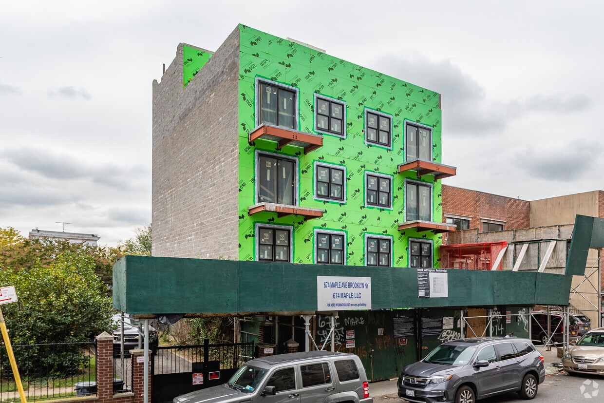 Building Photo - 674 Maple St