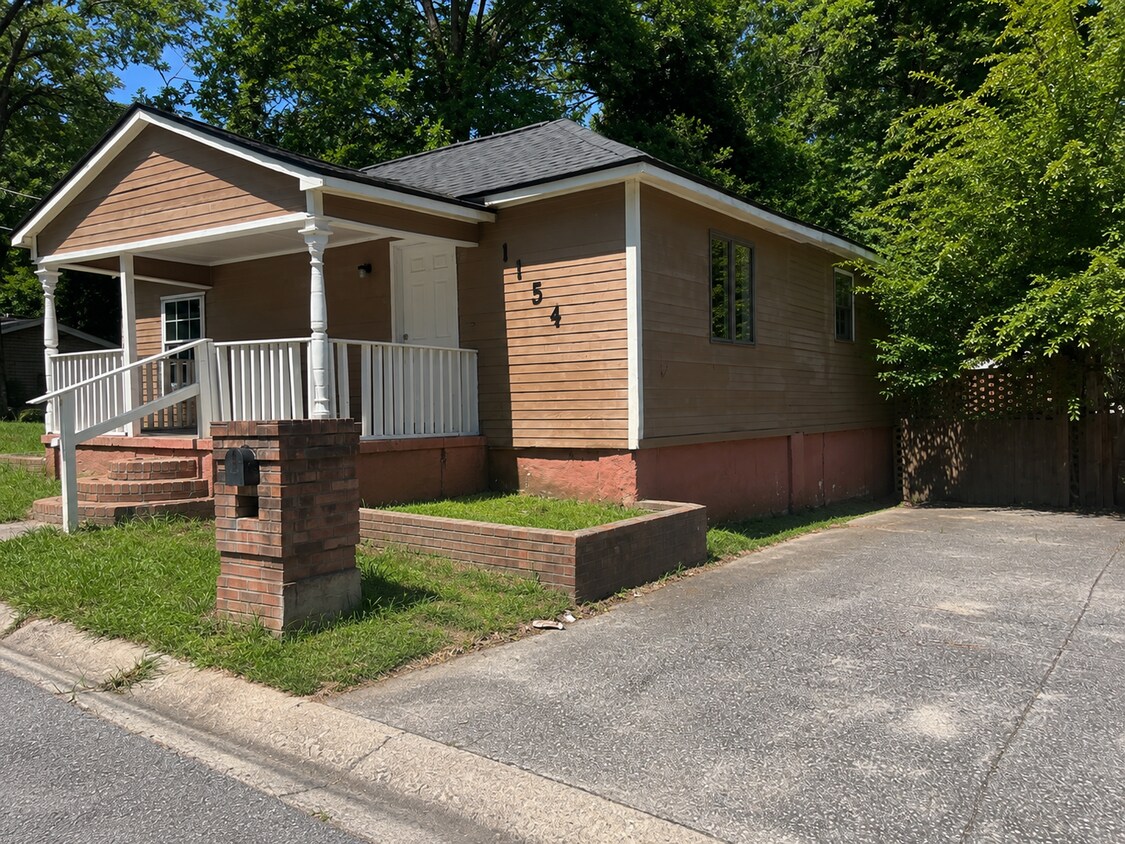 Building Photo - 1145 Davis Cir
