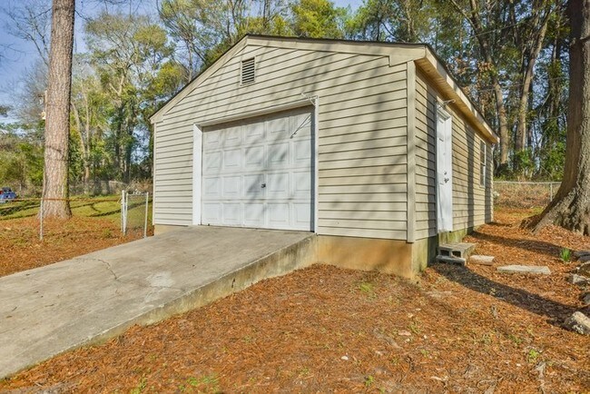 Building Photo - Don't wait to call this one yours!