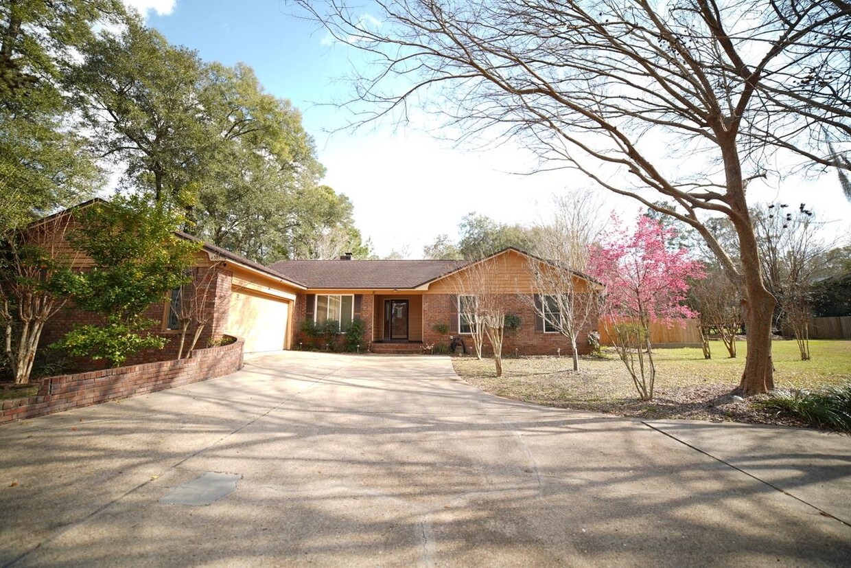 Foto principal - 4005 McLaughlin Dr