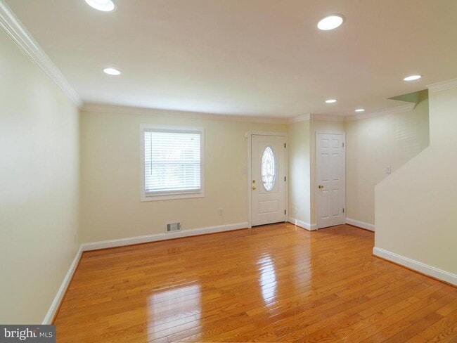 Building Photo - 3075 Sunset Ln
