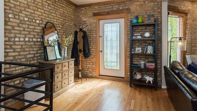 Ventana de Julieta - 3436 N Ridgeway Ave