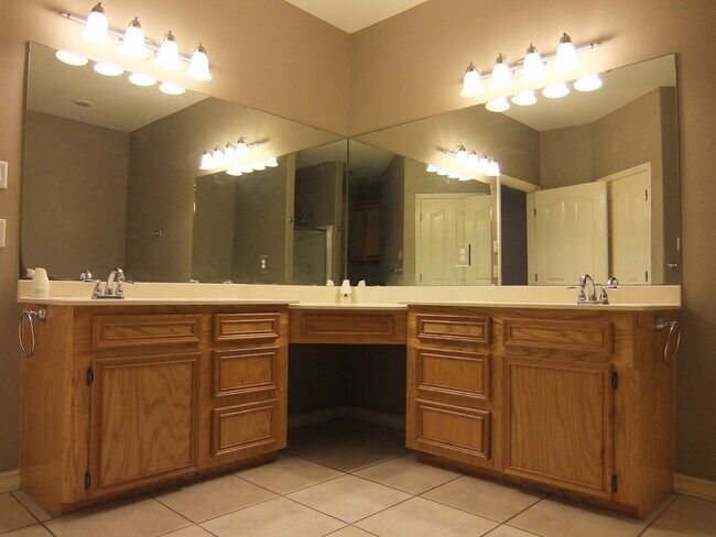 Building Photo - 2505 Windrose Dr
