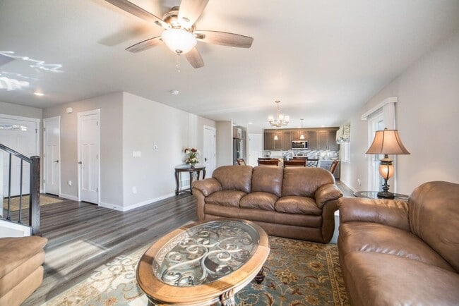 Foto del edificio - Gorgeous 4-Bedroom Home with Walkout Basement