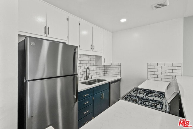 Building Photo - 15286 Sutton St