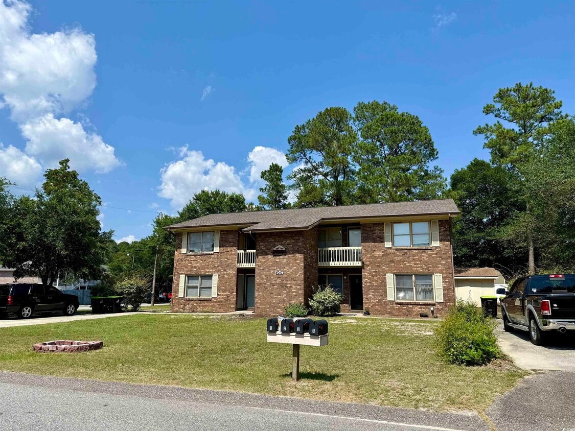 Foto principal - 4047 Fairway Dr