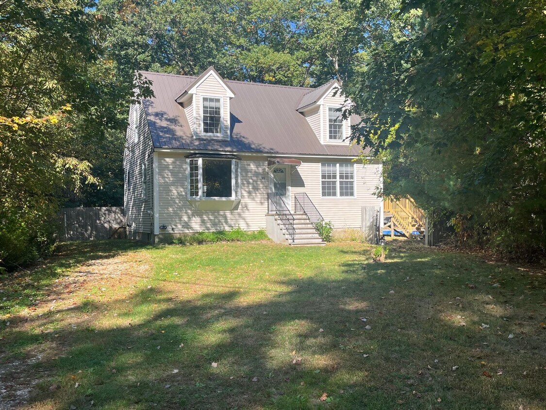 Foto principal - 3 Bedroom, 2 bath home newly renovated wit...