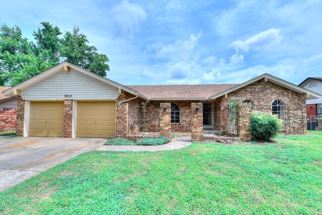Building Photo - 3812 N Riverside Dr