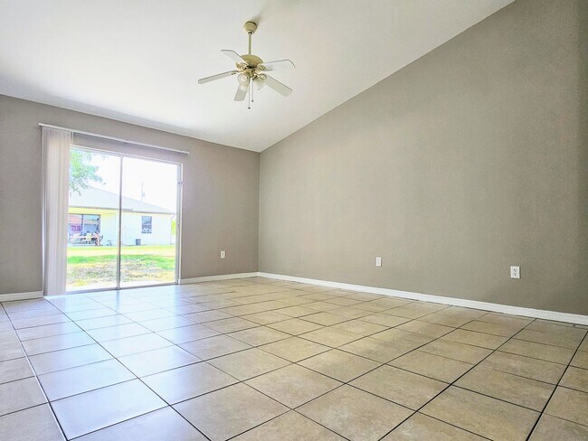 Foto del edificio - 3 BR / 2 BA Duplex Conveniently Located in Lehigh Acres