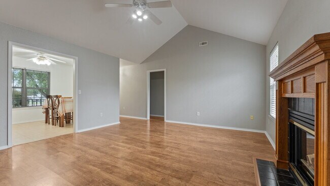 Foto del edificio - "Homey 3-Bedroom Retreat with 2 Full Baths...