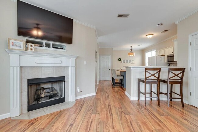 Foto del edificio - Charming Harbor Town Home - 2BR/2.5BA with Modern Comforts & Prime Island Living