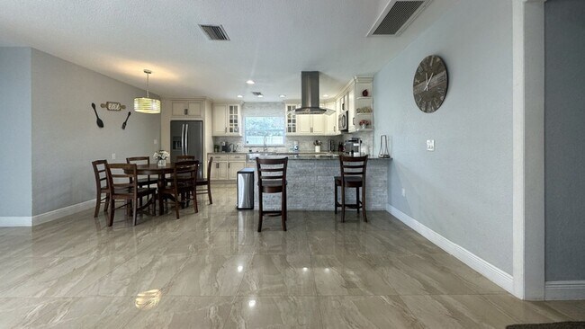 Building Photo - 2558 E Rosery Rd