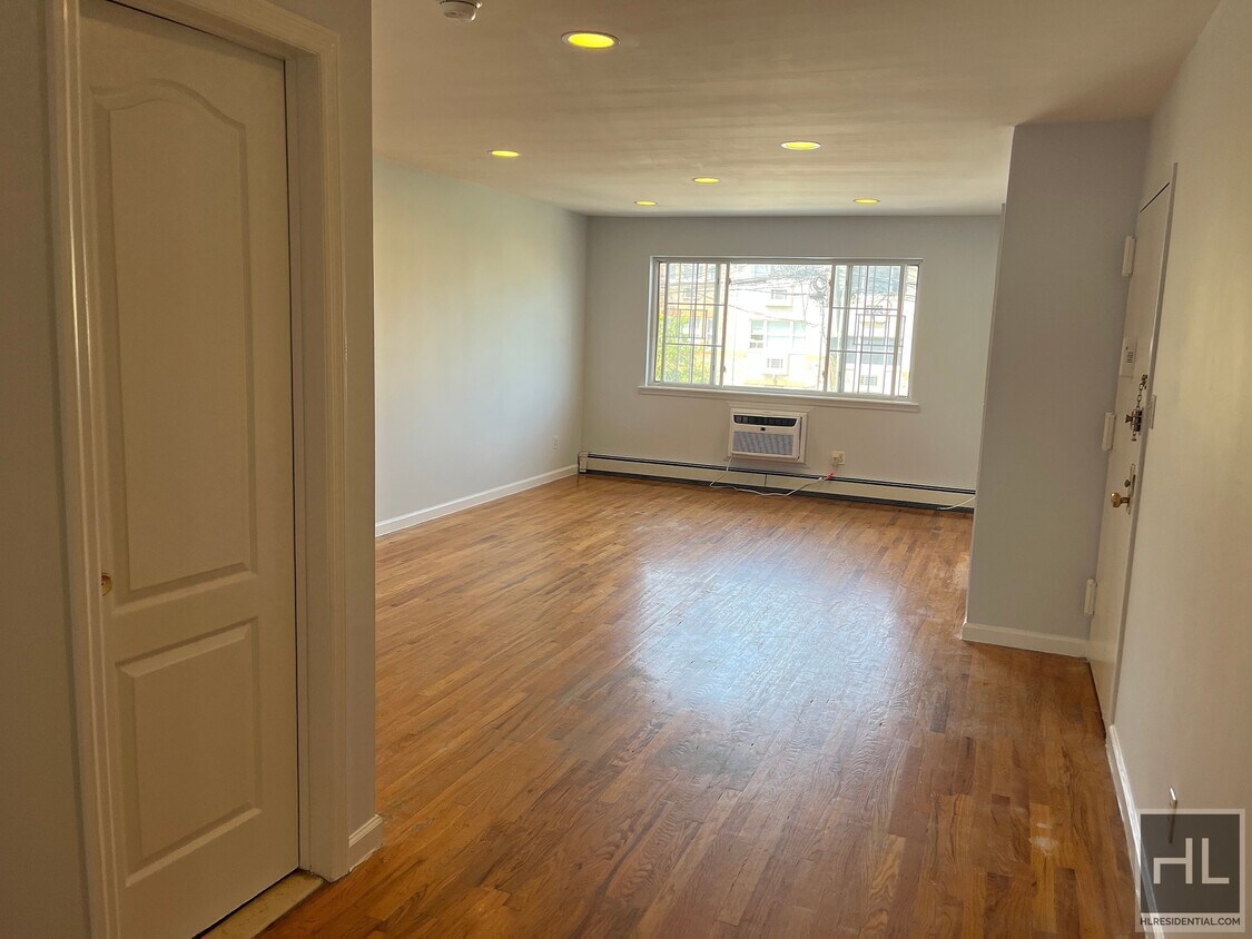 Great Three Bedroom in Upper Ditmars, NY Room for Rent in Queens, NY