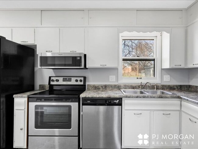 Building Photo - 3 bedroom, 2 Bathroom Home - Available Now
