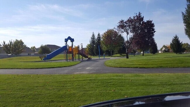 Foto del edificio - SINGLE FAMILY HOME IN MONTROSE SUBDIVISION...