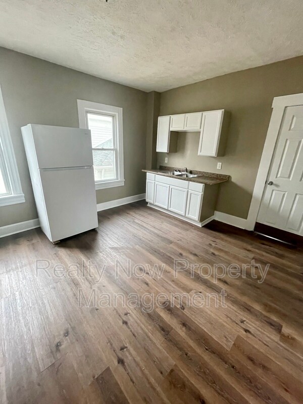 Primary Photo - 2670 W 41st St