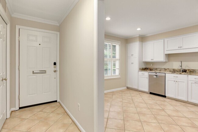 Foto del edificio - 2 Bed 2 Bath - Bethesda Condo - Large Outd...