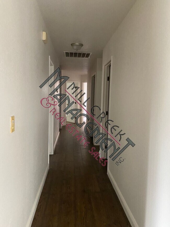 Foto del edificio - 4 bedroom home