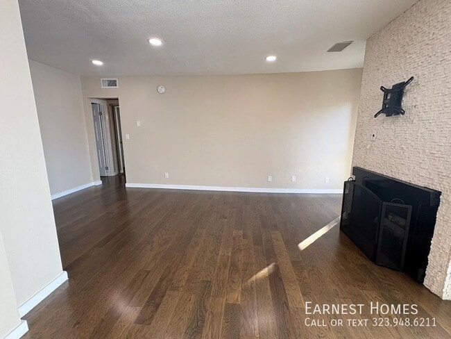 Foto del edificio - 141 S Clark Dr