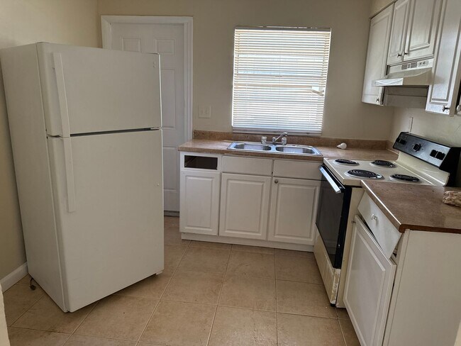 Foto del edificio - Large 3-1.5 duplex with central air and ho...