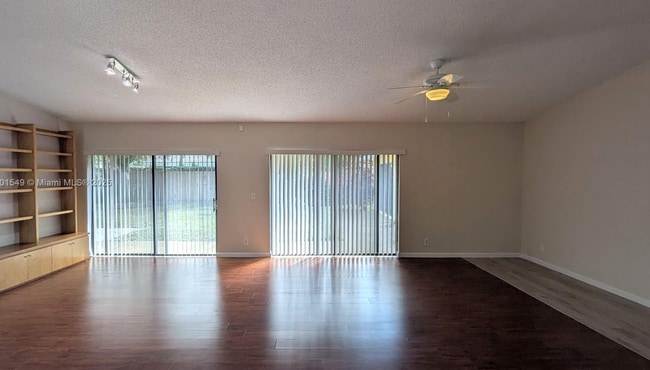 Foto del edificio - 10140 Torchwood Ave