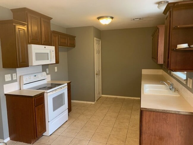Foto del edificio - Getting Ready For You! Beautiful Bentonville Home with Spacious Backyard & 2-Car Garage