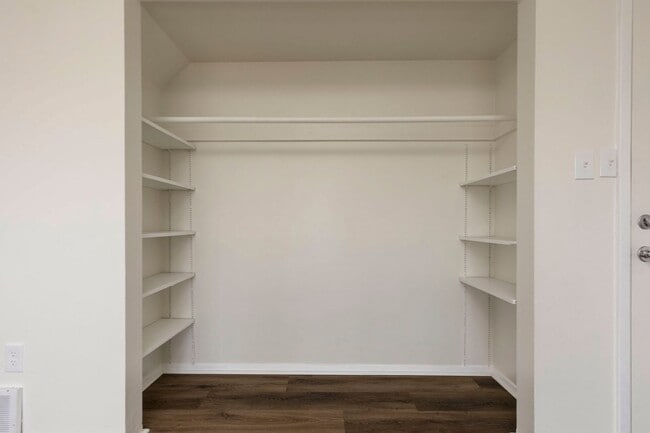 Foto del edificio - 9308 Aylesbury Dr