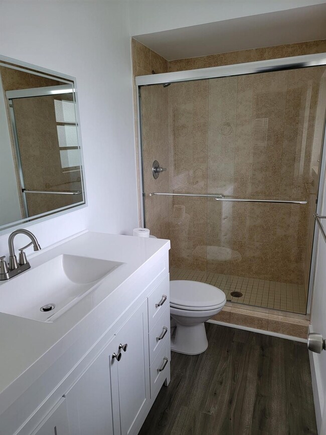 Building Photo - 2100 Diana Dr