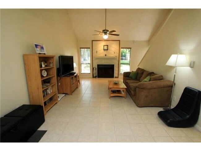 Foto del edificio - 8113 Baywood Dr