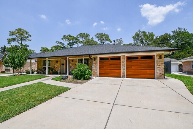Building Photo - 922 Chantilly Ln