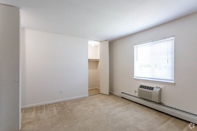 Bedroom - Rolling Green Apartments