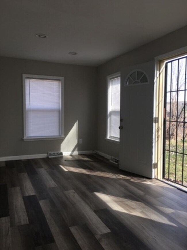 Building Photo - 334 Oak Grove Ave