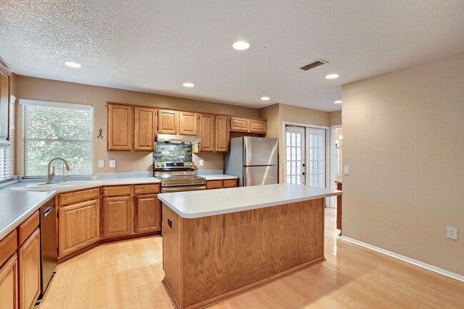 Building Photo - Super Location!