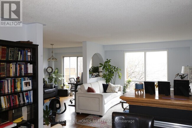 Photo du bâtiment - 5705 Wells Pl